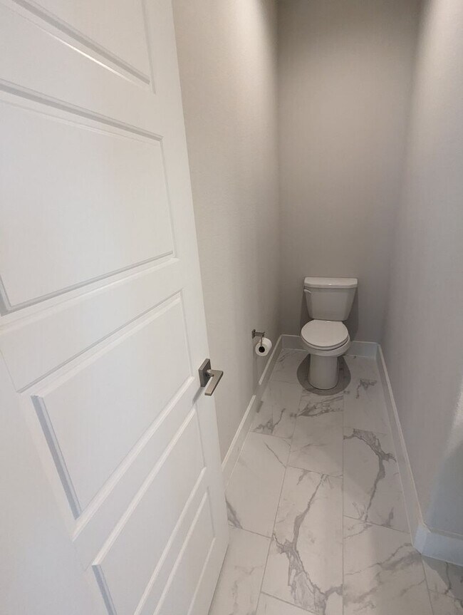 Building Photo - 4/2.5/2 - Beautiful 2 story/ PRIVATE PARKING!! GODLEY ISD