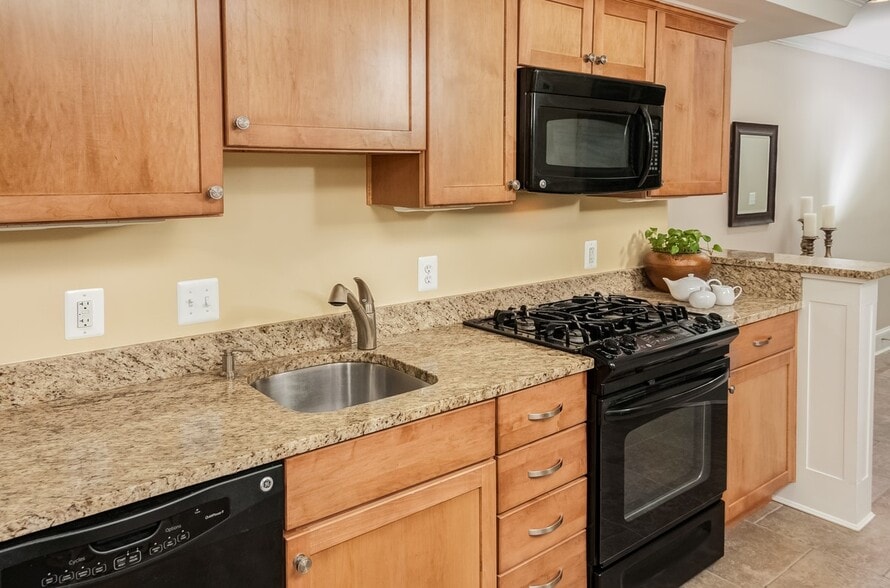 Building Photo - 513 7th St SE