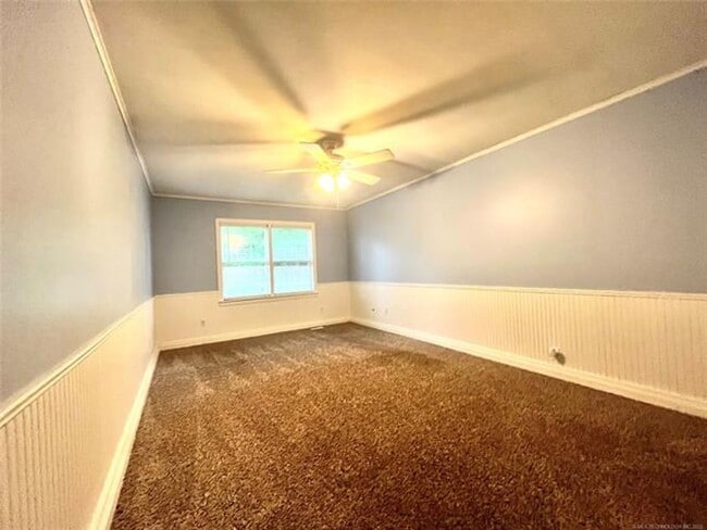 Building Photo - Convenient Location with Huge Rooms and Ba...