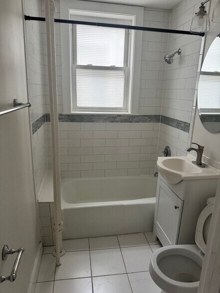 Building Photo - 224 Hanover St