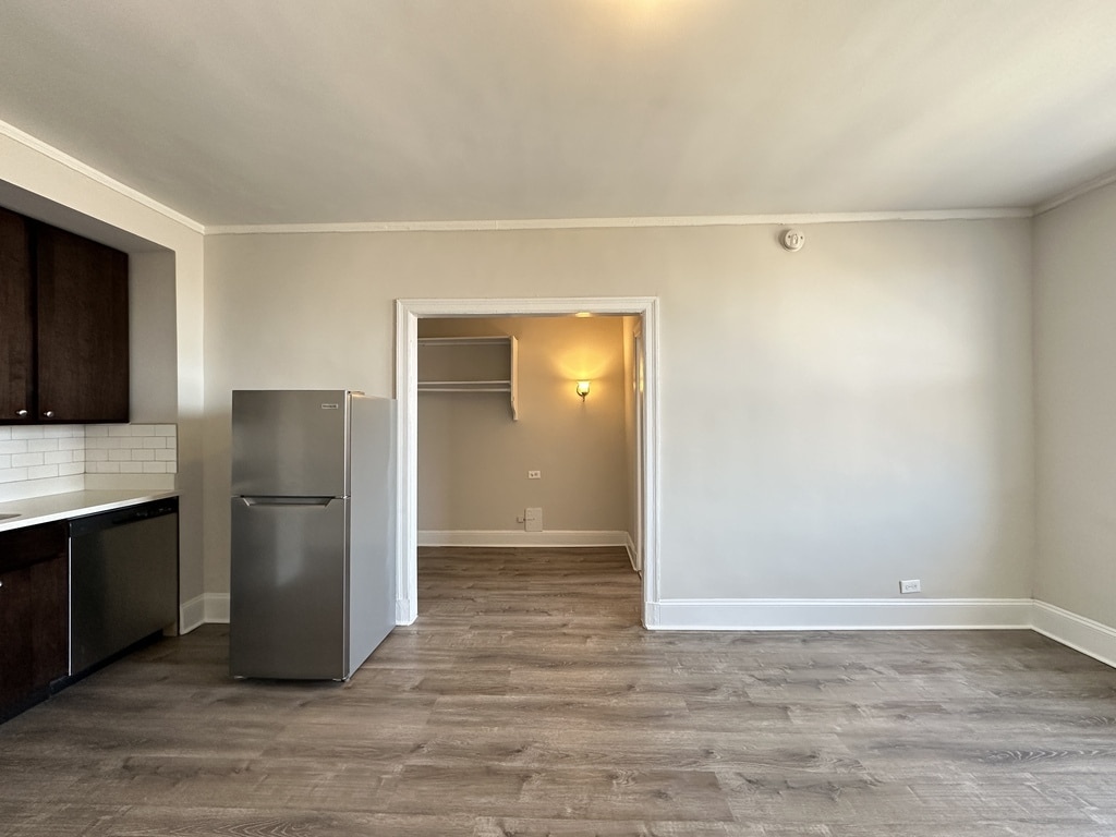 Building Photo - 3335 W Diversey Ave