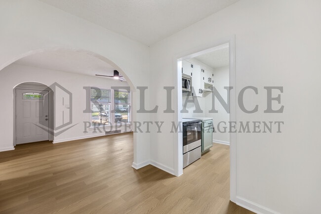 Building Photo - 2046 N Burns Ave