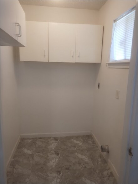 Building Photo - 622 Woodmont Dr
