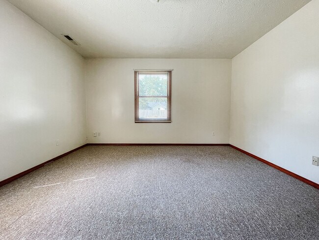 Building Photo - 1,200 sqft - 1st Floor Flat with Washer/Dryer Hook Ups - New Plank Flooring Being Installed