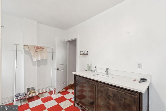 Building Photo - 2134 E Arizona St
