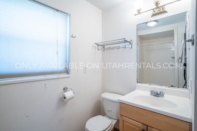 Building Photo - 1120 S 850 E