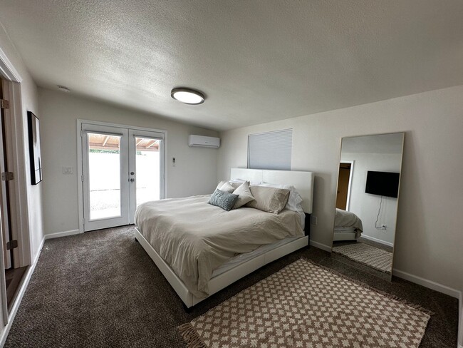 Building Photo - Beautiful Newly Remodeled Furnished Home: ...