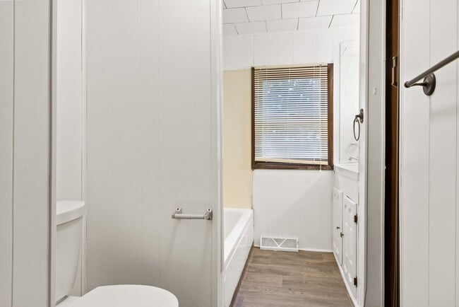 Building Photo - 2 Bedroom House