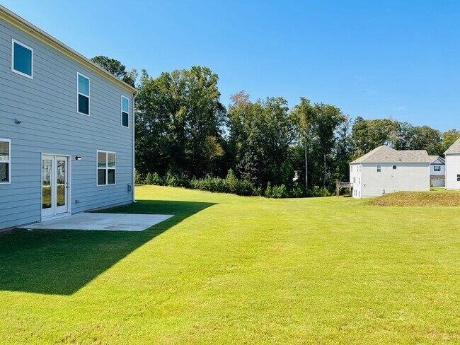 Building Photo - WOW! 5 bedrooms, 4.5 baths with a guest be...