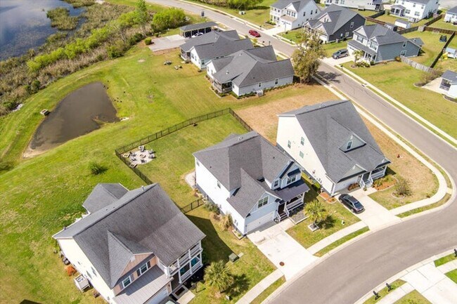 Building Photo - Show stopping 5 bed/3 bath rental in the h...