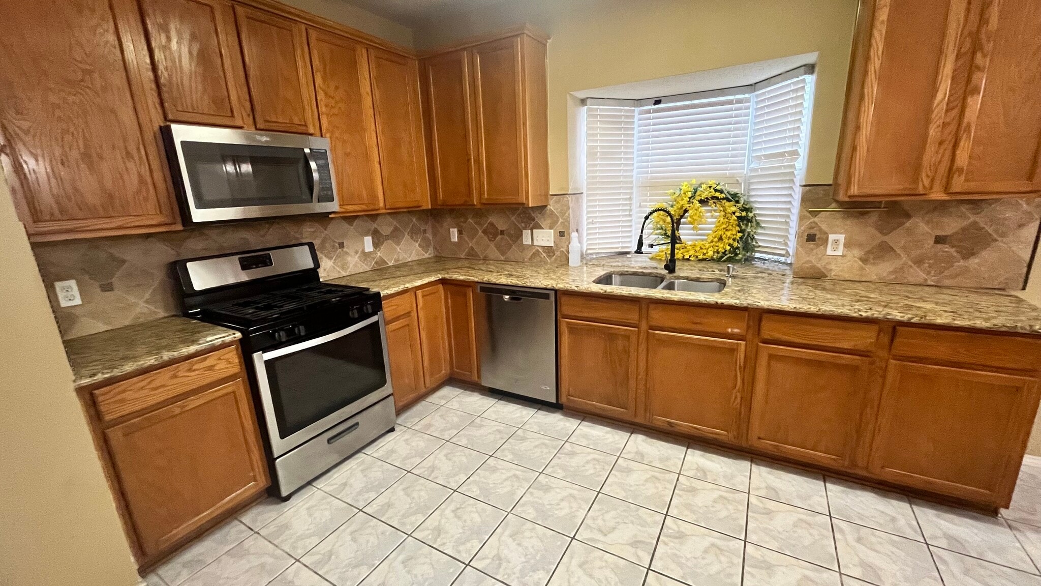 Building Photo - 1306 Hillcrest Dr