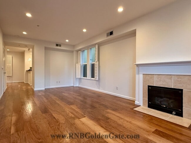 Building Photo - Gorgeous 3 bedroom, 2 and a half bathroom townhome in Hamilton Field for rent!