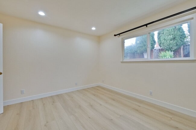 Building Photo - Beautifully Updated 3 Bed 2 Bath Home in Prime Milpitas Location!