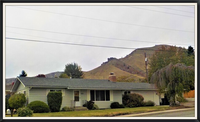Building Photo - Beautiful 3-Bed, 2.5-Bath Home in Wenatchee