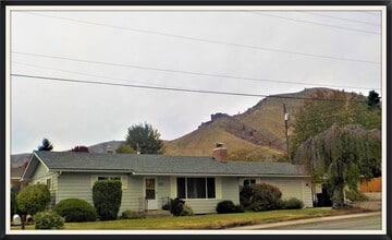 Building Photo - Oversized (@ whopping 2,600+ Sq. Ft.), Beautifully Charming 3-Bed, 2-Bath Home in Wenatchee!!