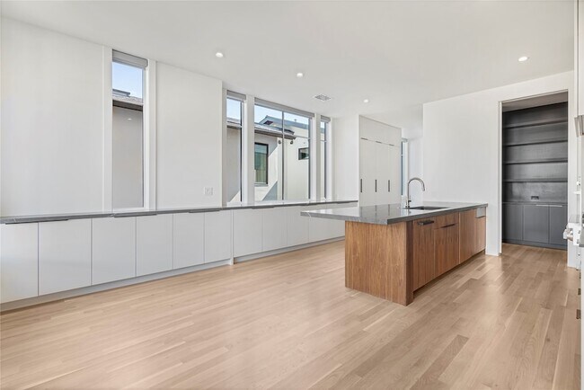 Building Photo - 3619 Springbrook St