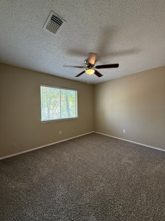 Building Photo - 18 N Drifting Leaf Ct