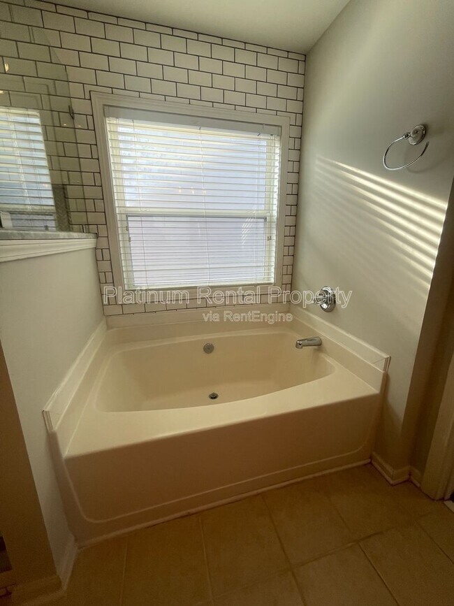 Building Photo - 5545 Weddington Dr