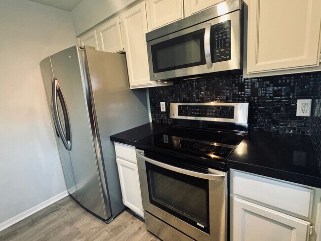 Building Photo - Beautifully Updated 2BR/2BA Condo in Gated Community – Modern Finishes & Pool Access