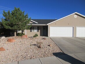 Building Photo - Move-In Bonus! 3 bedroom - 2 bathroom twin...