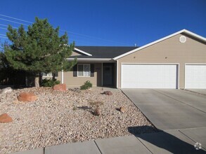 Building Photo - 3 bedroom - 2 bathroom twin home in Lamplight
