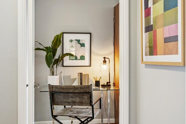 Building Photo - 1425 Lakeside Dr