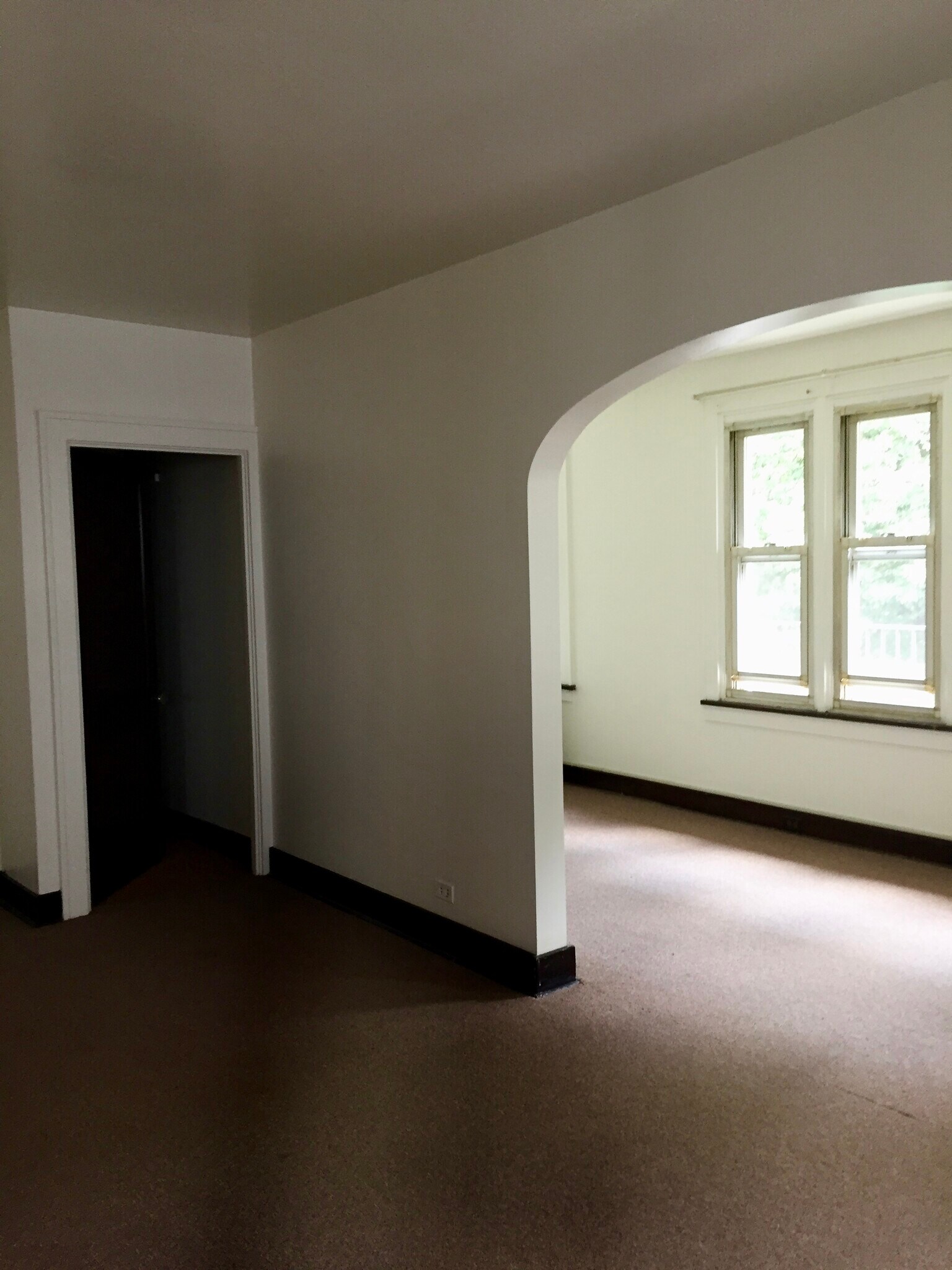 LR + Sunroom + Walk-in Closet in LR - 252 S Winebiddle St