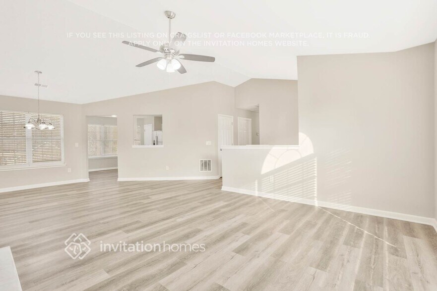 Building Photo - 2712 Lake Park Ridge E