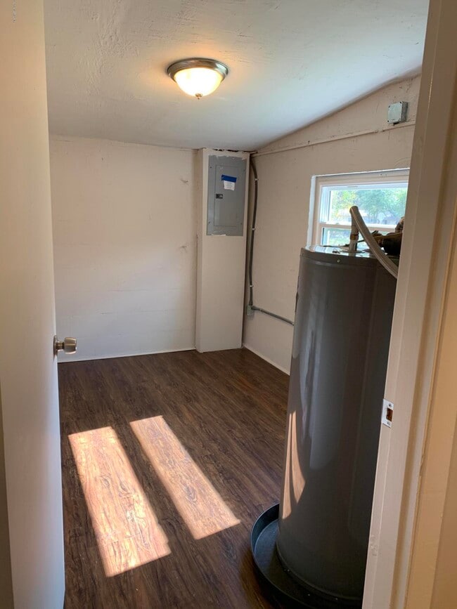 Building Photo - 421 Parkwood Dr