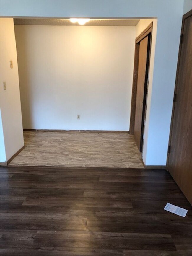 Building Photo - 2 bedroom west side Iowa City apartment