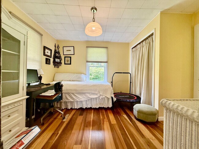 Building Photo - 2 Bedroom Home Available August 2026