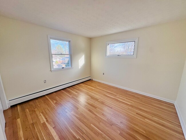 Building Photo - Spacious, sun-filled living with a backyar...