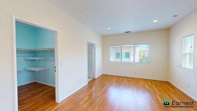 Building Photo - Bright & Stylish 4BR Townhouse with Privat...