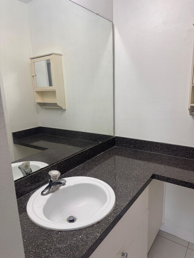 Building Photo - Updated 2BR/2BA Condo in Pine Ridge Club, ...