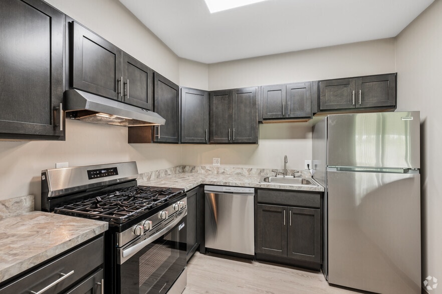 B1 2BR, 1BA - 900SF - Kitchen - Arbor Court