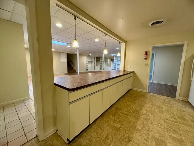 Building Photo - 1325 W Poplar St