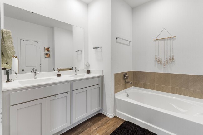 Building Photo - 1008 Llano Trl