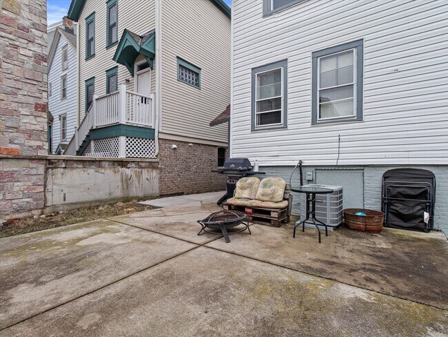 Building Photo - Updated 3 Bed / 1 Bath Duplex — Lower East...