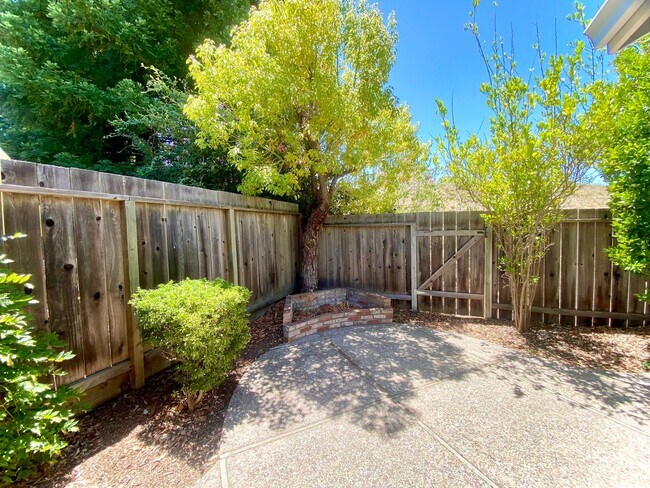 Building Photo - Large, open-concept 2-bedroom home in Mission San Jose!