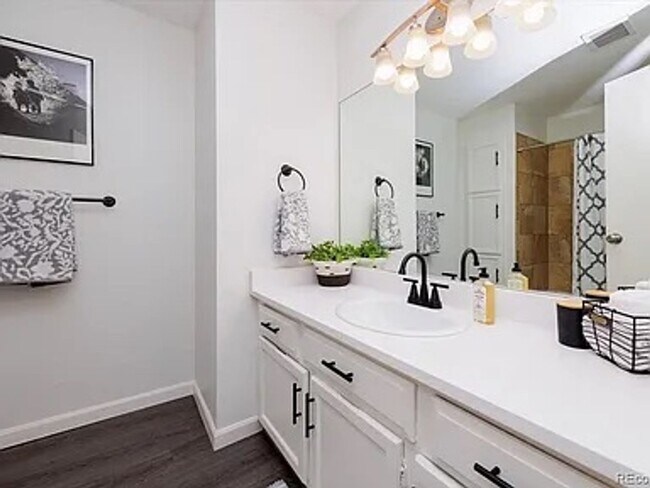 Building Photo - Flexible Condo Living with Loft near Golden!!!