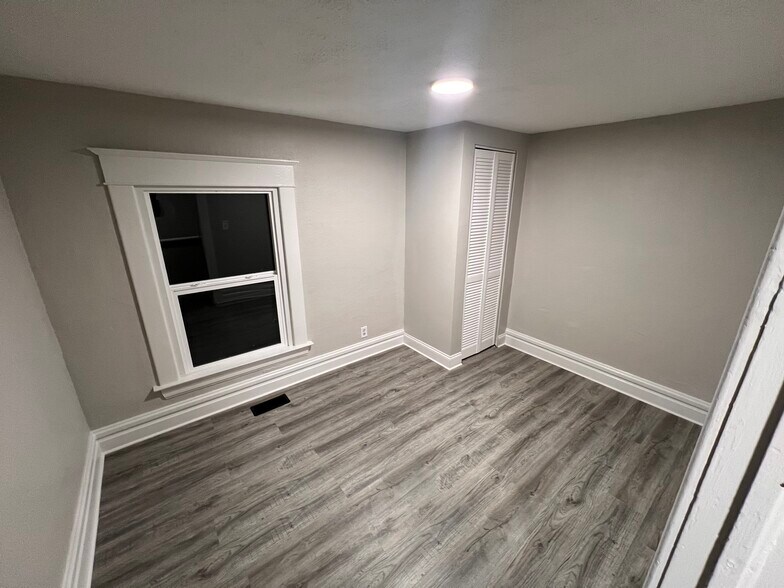 Building Photo - 1410 Center St