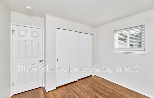 Building Photo - 803 Holiday Ave