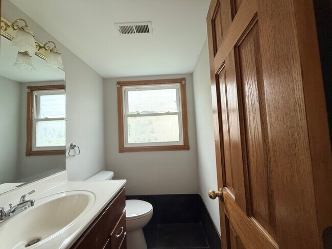 Building Photo - 229 Juniper Ln