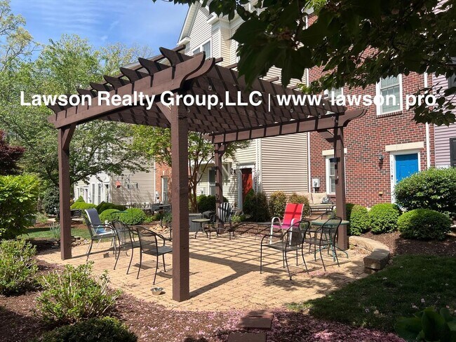 Building Photo - Luxurious Colonial Green Townhome with Garage