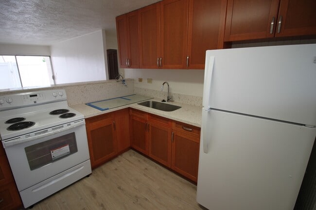 Building Photo - 2 bed, 1 bath, 1 parking Unit available in...