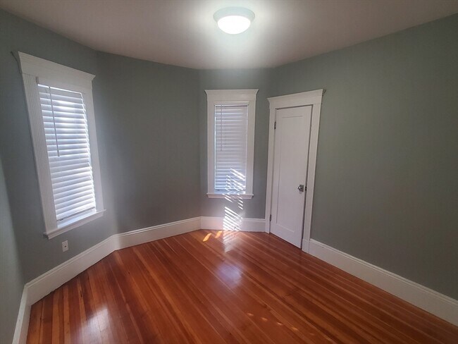 Building Photo - 14 N Munroe Terrace