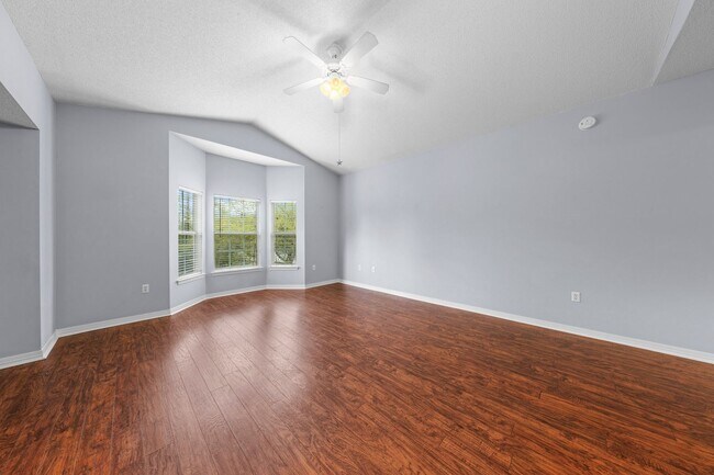 Building Photo - Great 1 Bedroom Unit at the Oaks!
