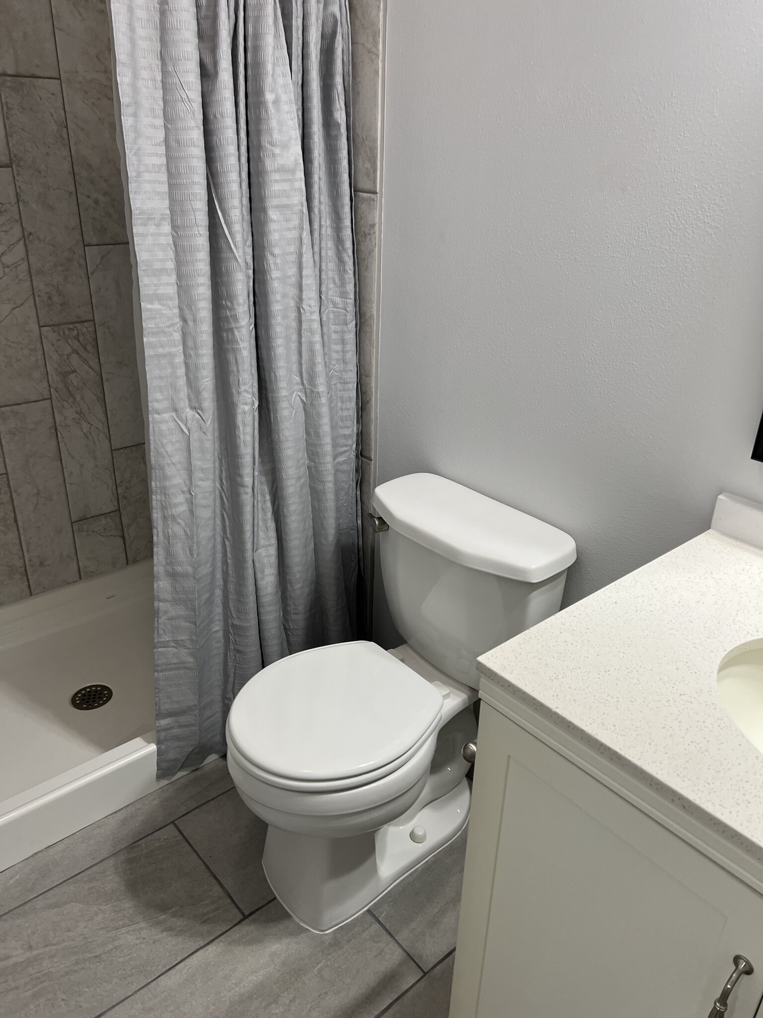 2nd Floor 3/4 Master Bath, Vanity, Counter, Toilet, New Toilet Seat, Exhaust Fan/Light, Paint - 4444 E Belleview St