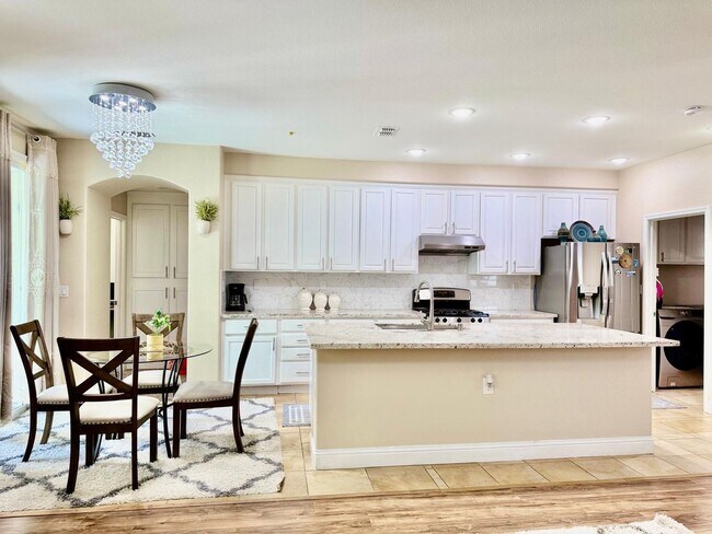 Building Photo - Great 5 Bedroom 3 Bathroom 2,400 sqft. Hom...