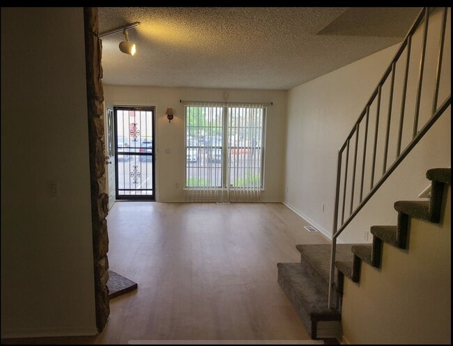Building Photo - Wonderful 2 Bed, 1.5 Bath Townhouse with Fireplace + Community Pool